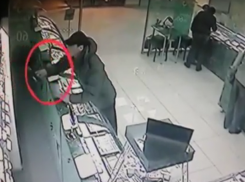 Крупная кража на полмиллиона рублей в ювелирном магазине Воронеже попала на видео