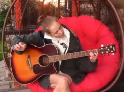 Песню кота Матроскина под гитару умилительно спела красотка из «Полицейского с Рублевки»