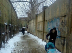 В Ленинском районе Воронежа люди не могут дойти домой из-за огромной лужи