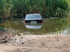 Легковушка влетела в водохранилище в Воронеже