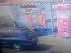 Бесстыдный поступок водителя уловила камера наблюдения на воронежской автомойке