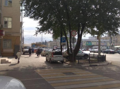 Узаконенная парковка на тротуаре у воронежской налоговой попала на фото