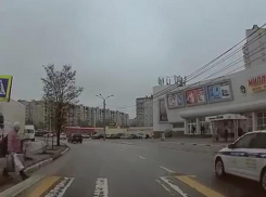 Машина полиции дважды попала в некрасивую ситуацию на видео в Воронеже