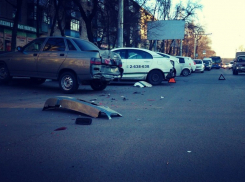 В Воронеже автобус протаранил два автомобиля