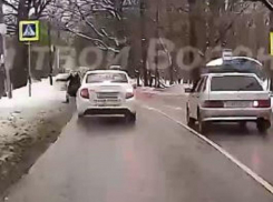 В сантиметрах от смерти: на видео попало, как таксист едва не сбил женщину на переходе в Воронеже
