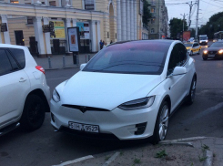 Воронежцев удивила новейшая Tesla Model X в центре города