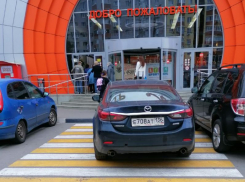 Пешеходная машина: автомобиль, припаркованный посреди зебры, возмутил чувства воронежцев 