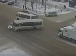 На видео попал момент столкновения ПАЗика с иномаркой на оживленном перекрестке Воронежа 