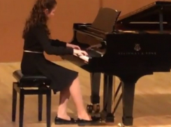 После похорон Юлии Началовой ее дочь впервые вышла в свет