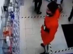 Любитель парфюмерии дважды обворовал магазин перед камерой в Воронеже