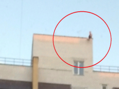 В микрорайоне Воронежа девочка села на край крыши ради  селфи 