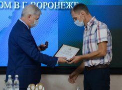 Героев, помогавших пострадавшим при взрыве автобуса, наградил губернатор Воронежской области