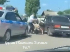Драку воронежца с полицейским сняли на видео