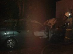 В Воронеже ночью сгорели две иномарки