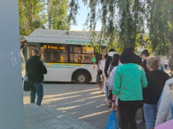 В воскресную давку превратилась очередь на автобус в Воронеже