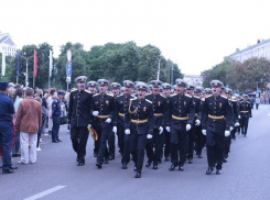 Вальс офицеров легендарного вуза сняли на главной площади Воронежа