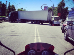 В Воронеже на Ворошилова большегруз перегородил дорогу