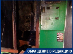 Покрытые копотью стены подъезда напоминают воронежцам о жутком пожаре