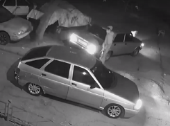 Пугливый вор не смог слить бензин с легковушки в Воронеже
