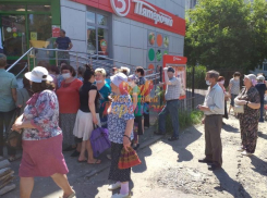Пенсионеры без масок устроили давку на жаре за бесплатными продуктами в Воронеже