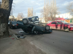 В Советском районе Воронежа машина перевернулась, зацепившись за люк