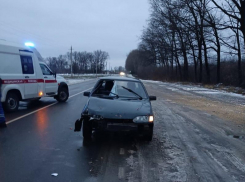 Женщину сбили и дважды переехали на обочине воронежской дороги