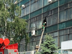 В Воронеже крупный пожар в технопарке тушили 18 человек