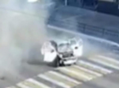 Момент удара БПЛА в гражданскую машину попал на видео в Белгороде