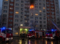 Женщина и маленький ребенок пострадали при пожаре в многоэтажке в Воронеже