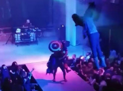 Капитан Америка и Человек-паук устроили зажигательный танцевальный батл накануне Хэллоуина в Воронеже