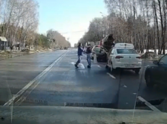  Драку с битой устроили мужчины на дороге в Воронеже