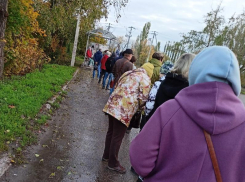 Огромную очередь на автобус заметили в Воронеже