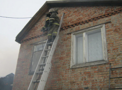 В Воронеже полицейский с другом вытащили из огня пенсионера