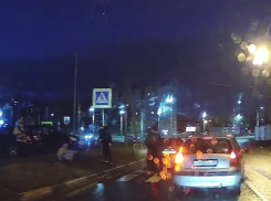  Автомобилист напал на пешехода в Воронеже – опубликовано видео 