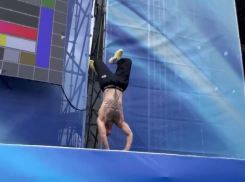 Хедлайнер воронежского общегородского выпускного пробежался по сцене на руках 