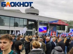 «Все для Победы»: очередной Z-митинг состоялся на площади в центре Воронежа