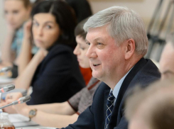 О нелегкой доле чиновников поведал губернатор Александр Гусев