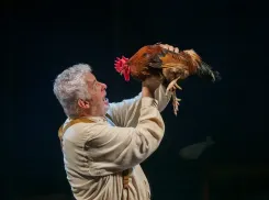 Сто лет…ожидания: колумбийская труппа с живым петухом сыграла спектакль на воронежской сцене