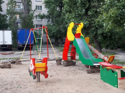 В мэрии Воронежа отреагировали на развороченную детскую площадку на Ваях