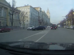 Дрифтующий BMW M5 снес припаркованную «Ладу» и попал на видео в Воронеже 