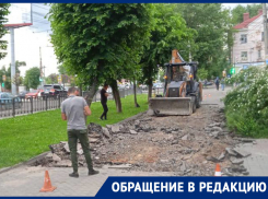 Варварский разгром плитки на проспекте запечатлели жители Воронежа 