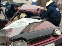 В Воронеже «ВАЗ» влетел в фуру: водитель и пассажир ранены 