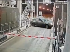 Вращающаяся легковушка разнесла пункт оплаты на М-4 «Дон» - опубликовано видео