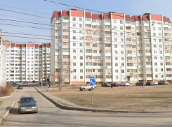 Тело 53-летнего мужчины обнаружили рядом с многоэтажкой в Воронеже