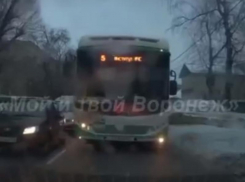 Водитель автобуса поплатился за наглую езду в Воронеже