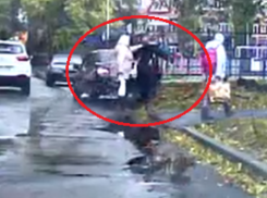 Пешеход закидал камнями узбекскую иномарку за нарушение и попал на видео в Воронеже