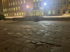 Тротуар у облдумы опозорился неприглядным видом в Воронеже 