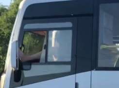 Маршрутчик-барин, освежающий ногу, попал на видео в Воронеже