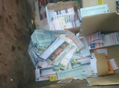 Кучу неиспользованных лотерейных билетов нашли в мусорке в Воронеже