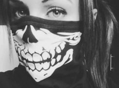 В Воронеже студентку оштрафовали на 10 тысяч за маску с черепом на митинге 